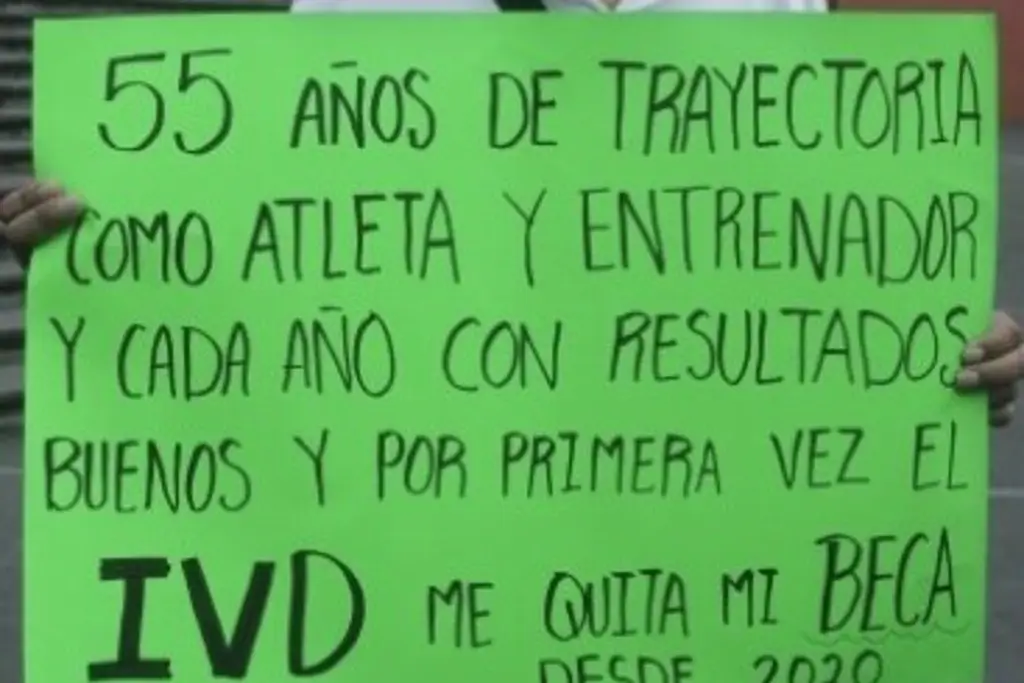 Imagen Entrenador del puerto de Veracruz denuncia que le bajaron beca de 17 mil a 6 mil 500 pesos