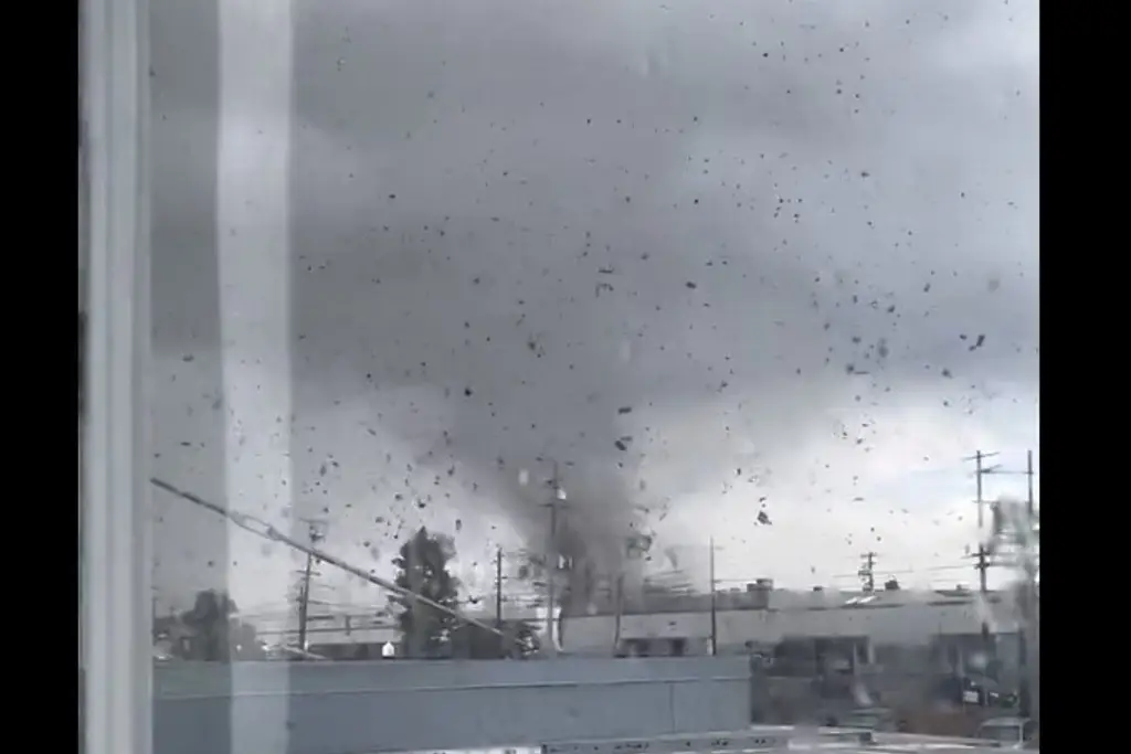 Imagen Extraño tornado azota al sur de Los Ángeles; el 
