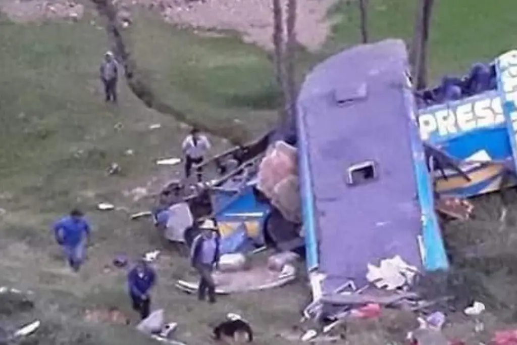 Al menos 6 muertos y 11 heridos deja caída de autobús a un barranco
