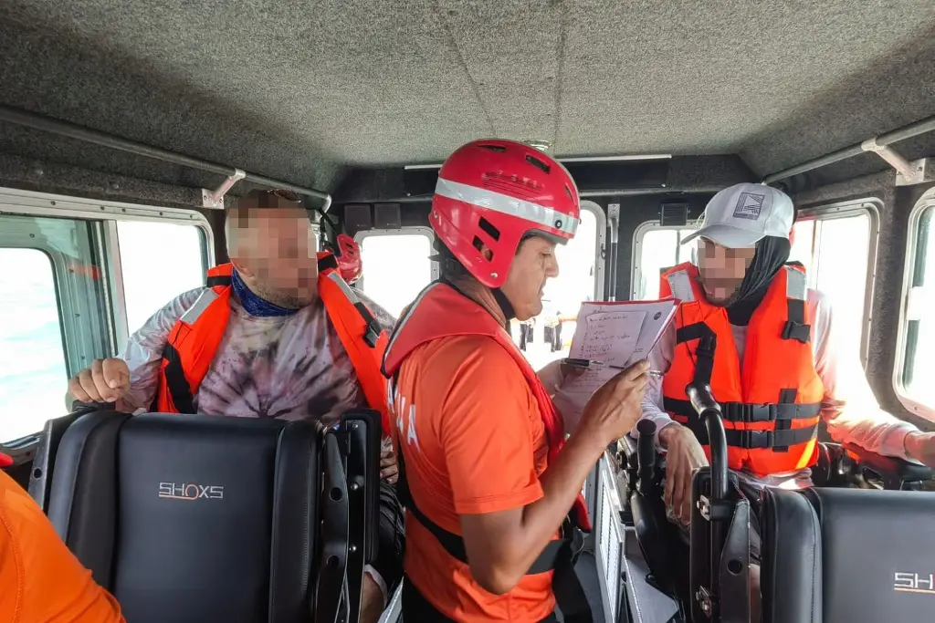 Imagen Rescatan embarcación con 2 personas en playa de Veracruz 