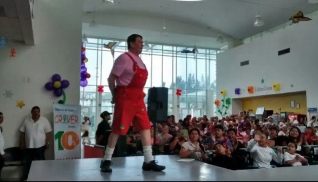 Imagen Así fue la visita de Chabelo al Criver; puso billetes de su bolsa para las 