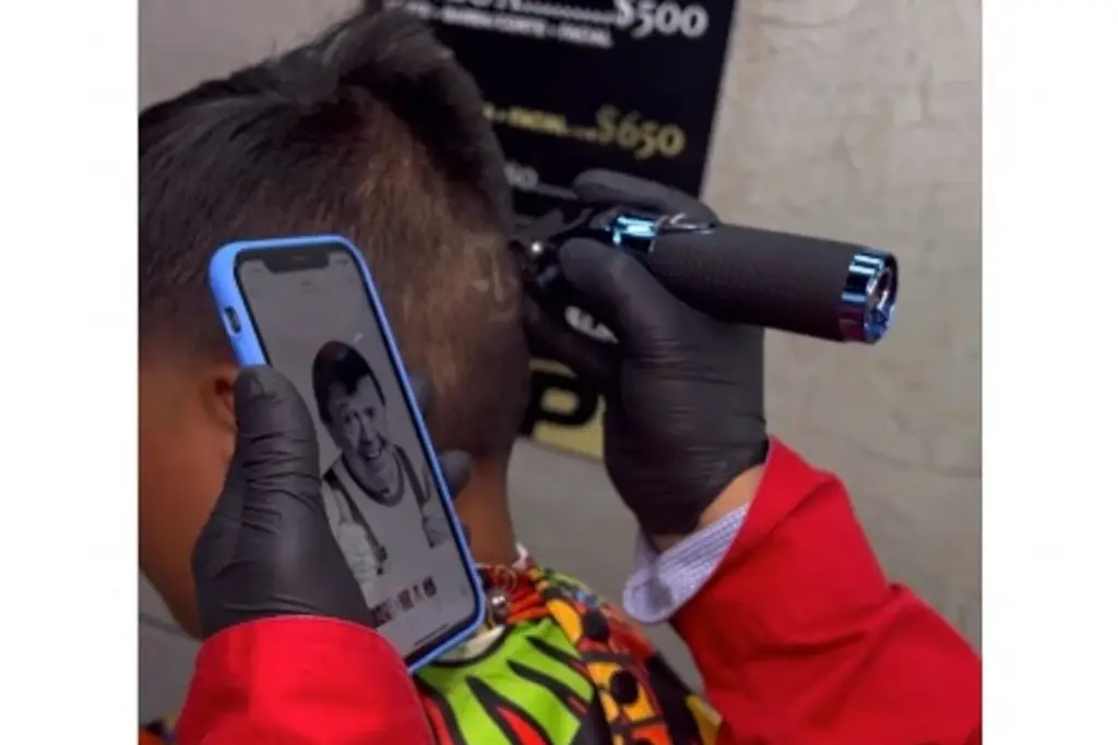 Imagen Famoso peluquero rinde homenaje a 'Chabelo' con corte de cabello (+Foto y Video)