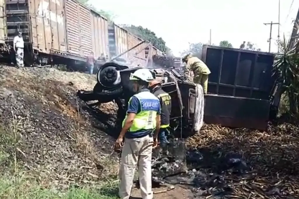 Imagen Camión cañero es arrollado por el tren en Amatlán, Veracruz