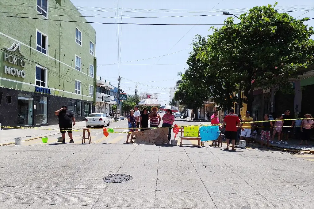 Imagen Tres días sin luz, y bloquean avenida de Veracruz para ver si les hacen caso
