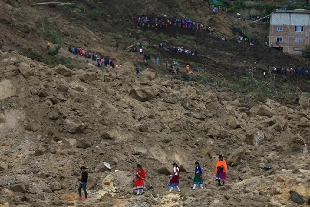 Imagen Recuperan cuerpo de menor sepultada junto a familiares tras alud en Ecuador