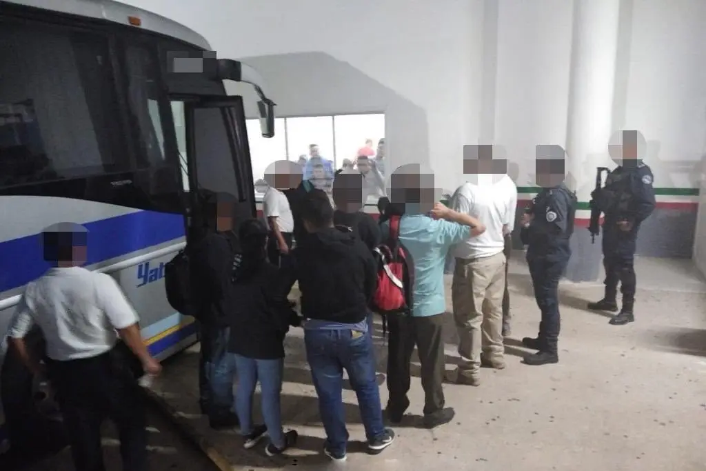 Imagen Anuncia Adán Augusto López revisión en estación migratoria de Acayucan, Veracruz