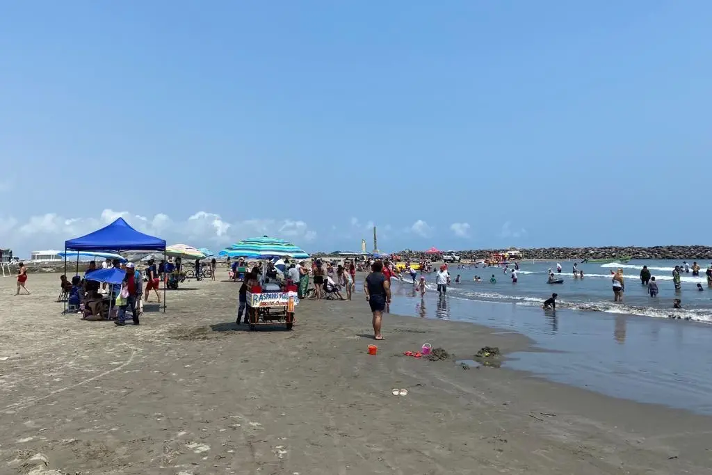 Imagen Acuden a playas de Boca del Río para disfrutar del periodo vacacional