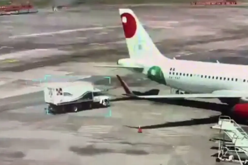 Imagen Camión se impacta contra avión en aeropuerto; desalojan a pasajeros (+Video) 
