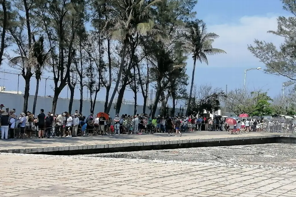 Imagen Largas filas, bajo el Sol y con fuerte calor para entrar a San Juan de Ulúa; varios a punto de desmayar