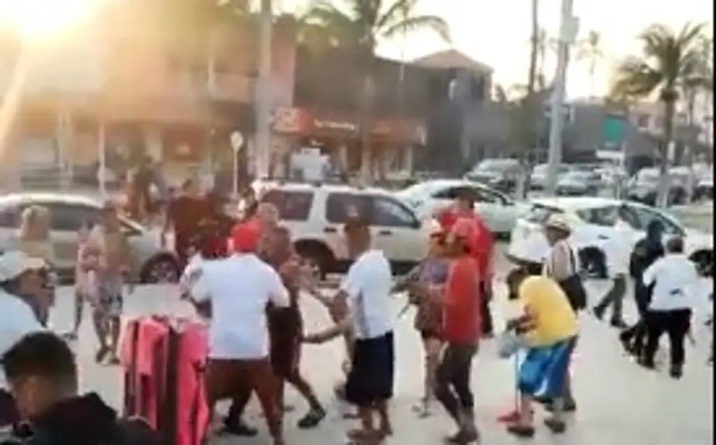 Imagen Sillas y botellas: así fue la riña en playa Villa del Mar, Veracruz (+video)