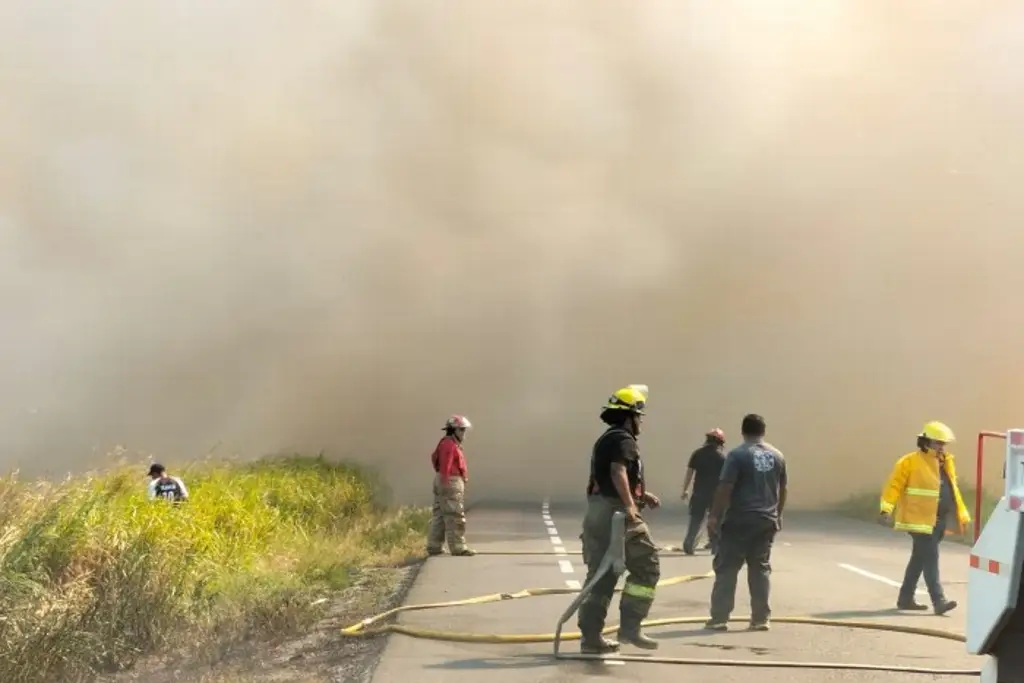 Imagen Por incendio de pastizales, cierran circulación en la carretera Coatzacoalcos-Minatitlán
