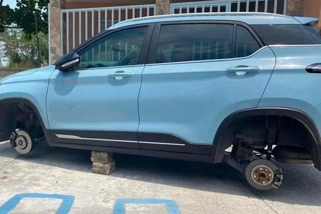 Imagen Roban llantas a vehículos en Lagos de Puente Moreno; los dejaron sobre ladrillos