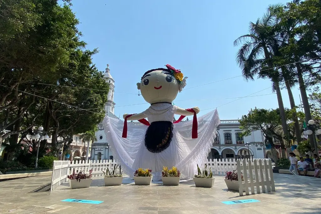 Desde hace 27 años, Aidé elabora la piñata más grande de Veracruz - xeu  noticias veracruz
