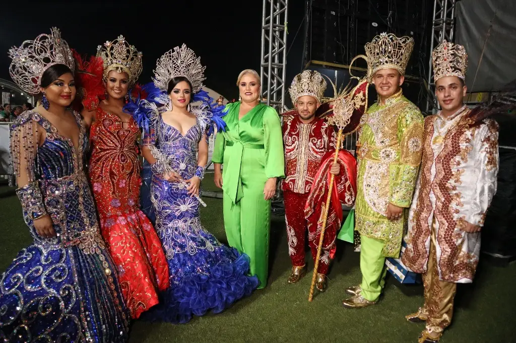 Imagen ¡Noche de Glamour! Coronan a los Reyes del Carnaval de Alvarado (+fotos)
