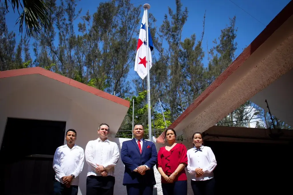Imagen Por primera vez, Consulado de Panamá iza su bandera en Veracruz