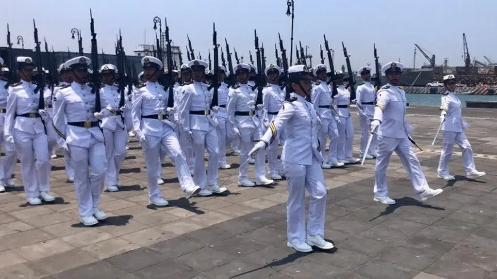 Jura de bandera de cadetes de la Marina ser en el malec n de