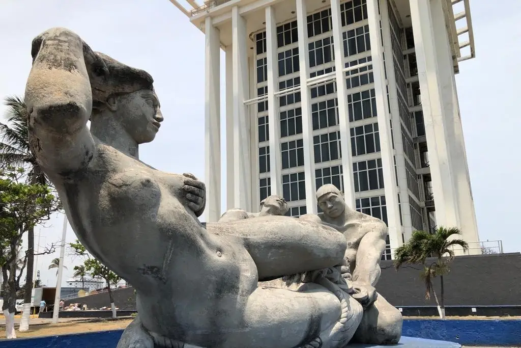 Imagen Cada vez más deteriorada escultura 