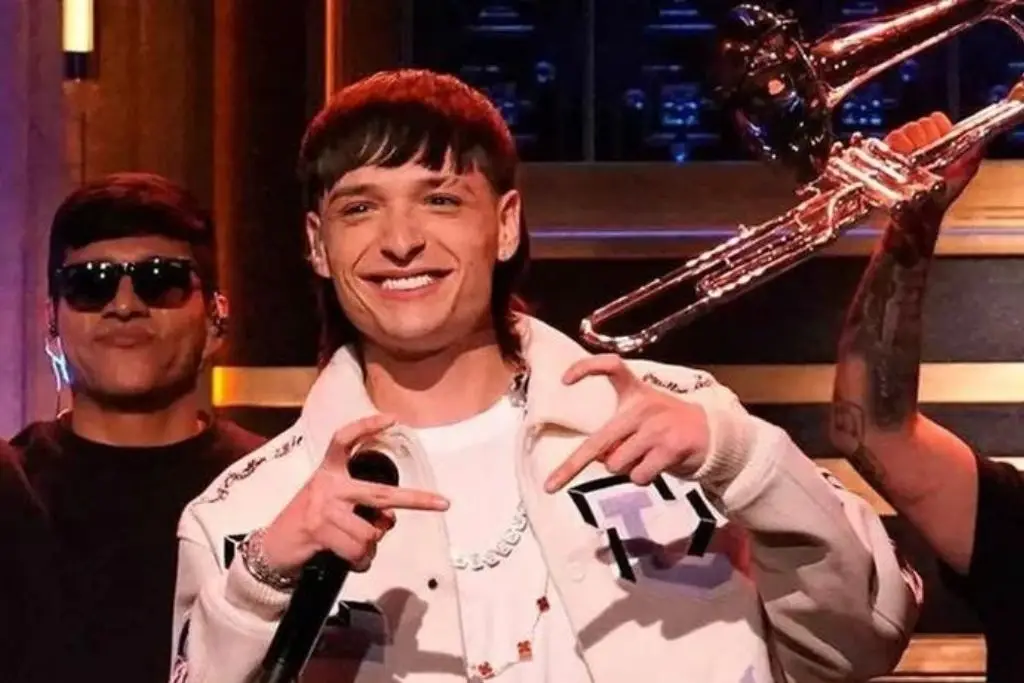 Imagen Peso Pluma canta 'Ella baila sola' en el programa de Jimmy Fallon (+Video)