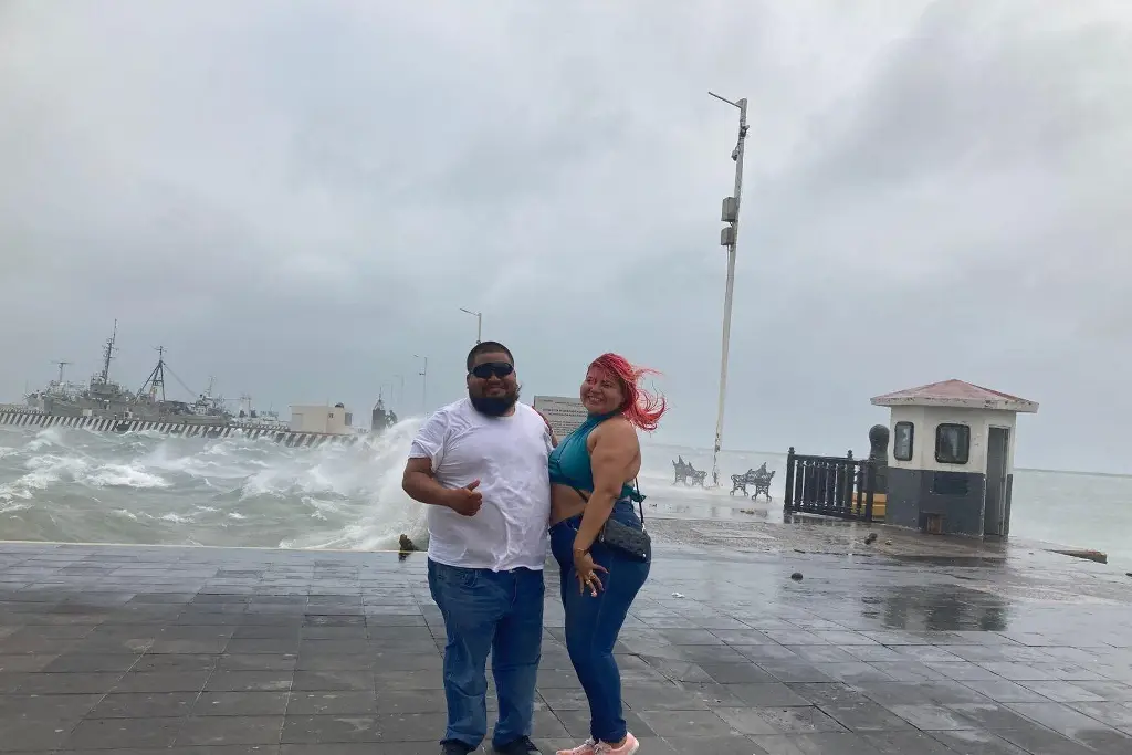 Imagen Turistas disfrutan del fuerte oleaje en Veracruz