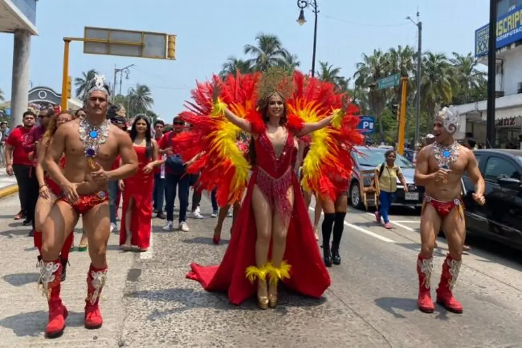 Imagen Con carro alegórico, batucadas y bastoneras, Paola Itzel dio muestra de lo que se vivirá en el Carnaval 