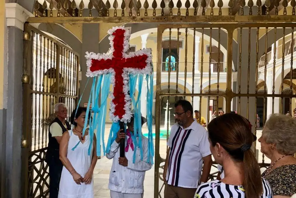 Imagen Exponen alrededor de 30 cruces en Veracruz 
