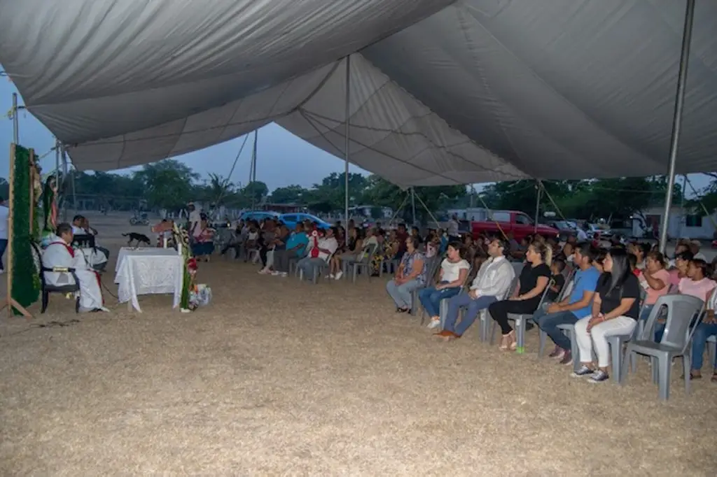 Imagen Cientos se unieron en Tlalixcoyan, Veracruz, para rezar por la salud de AMLO 