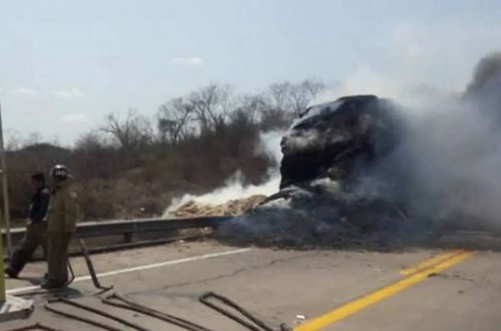 Vehículo arde en llamas en autopista Puebla-Córdoba - xeu noticias veracruz