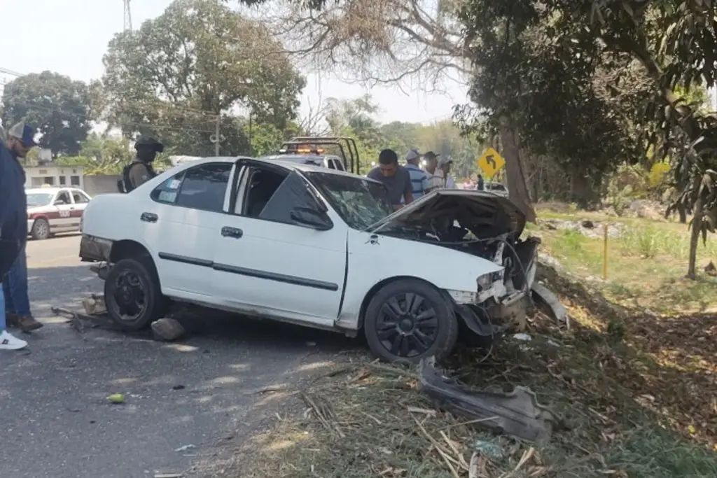 Imagen Se registra fuerte accidente automovilístico en carretera de Veracruz; reportan 2 lesionados 