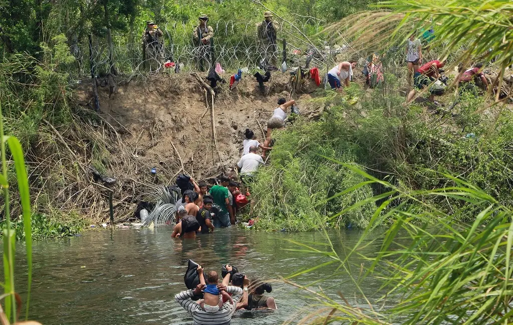 Imagen Migrantes siguen lanzándose al río Bravo para intentar cruzar a EU (+Fotos)