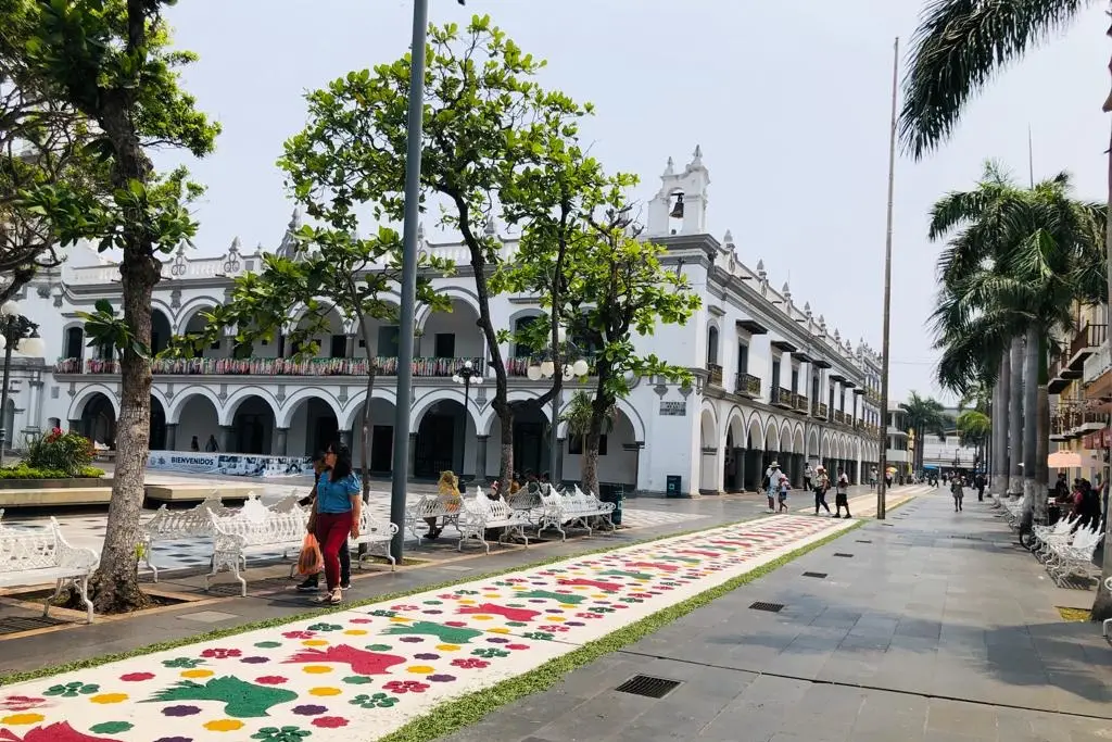 Imagen Mide más de 100 metros tapete de aserrín que hicieron en el zócalo de Veracruz