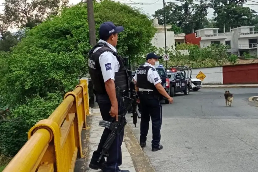 Policías evitan que joven mujer se lanzara desde puente vehicular - xeu ...