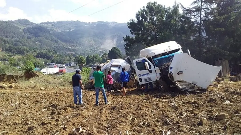 Imagen Vuelca trailer que descendía de las Cumbres de Maltrata 