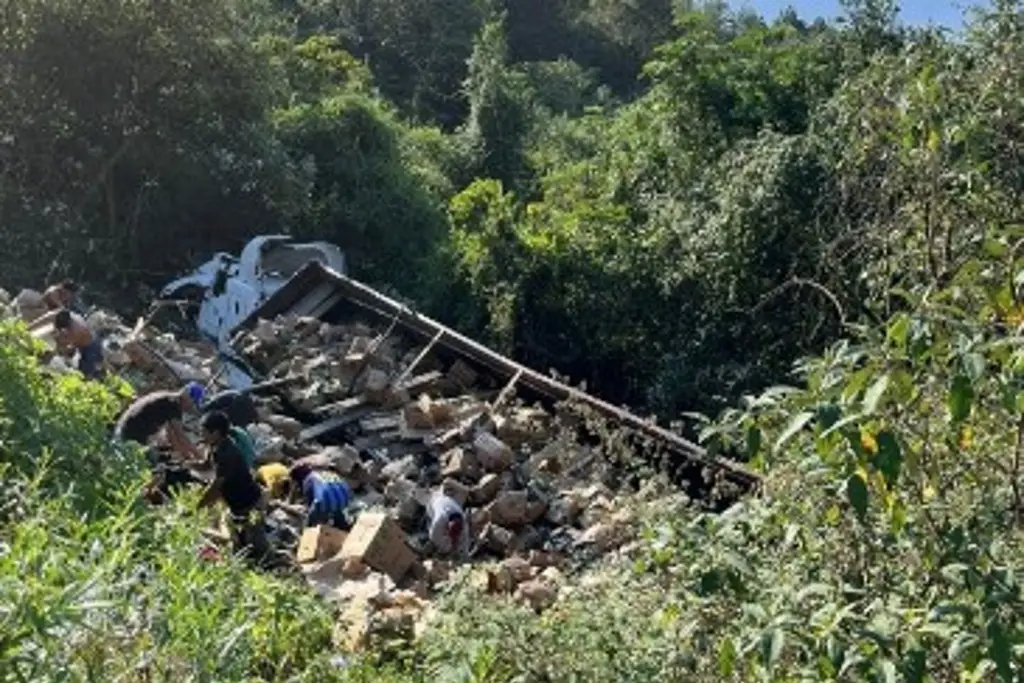 Imagen Tráiler cargado de chayote vuelca en autopista de Veracruz