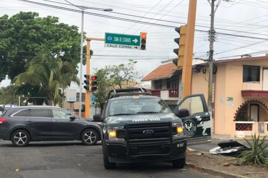 Imagen Aparatoso accidente entre patrulla y camioneta, hay cierre vial