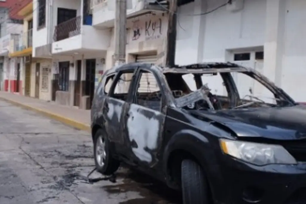Imagen Mujer discute con su pareja y le prende fuego a su camioneta 