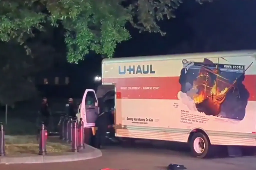 Imagen Detienen a conductor de camión que se estrelló con barreras de seguridad de la Casa Blanca