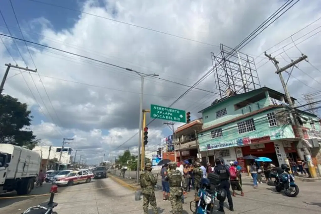 Padres de la escuela Josefa Ortiz de Domínguez bloquean . Lobos, en  Veracruz - xeu noticias veracruz