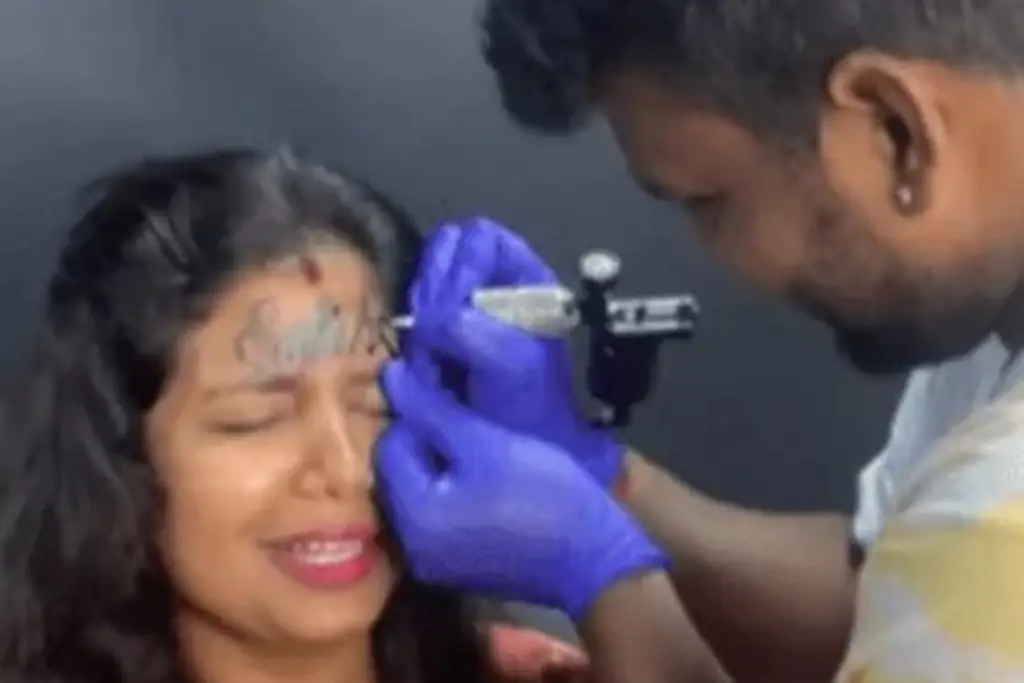 Imagen Genera debate por tatuarse en frente el nombre de su marido (+Video)