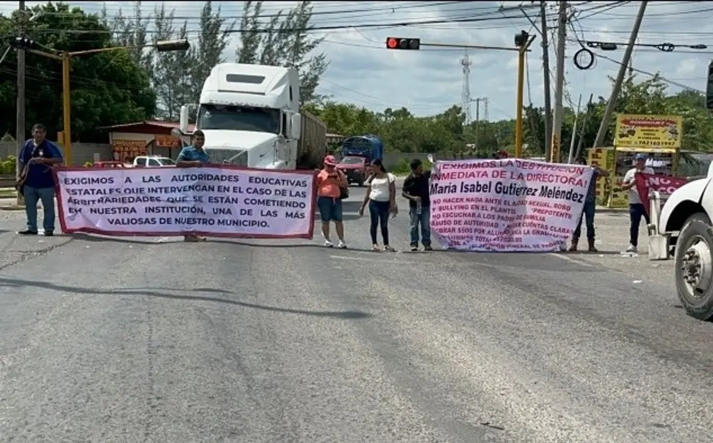 Imagen Bloquean carretera de Poza Rica para exigir destitución de directora del Cobaev 