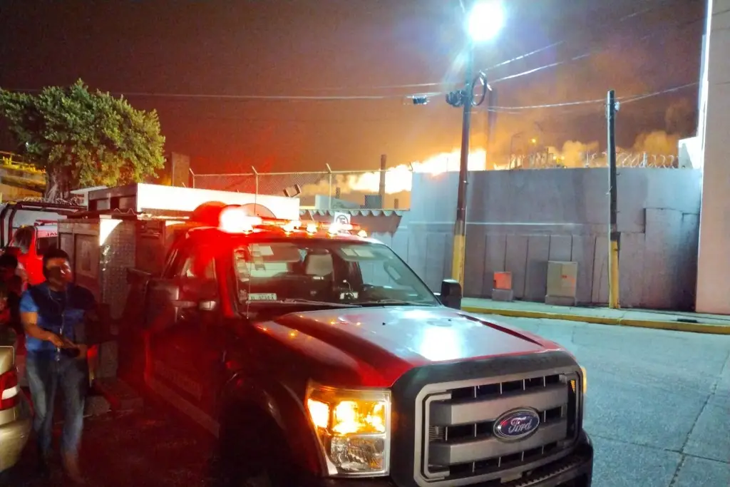 Imagen PC reporta controlado incendio en refinería de Minatitlán, Veracruz