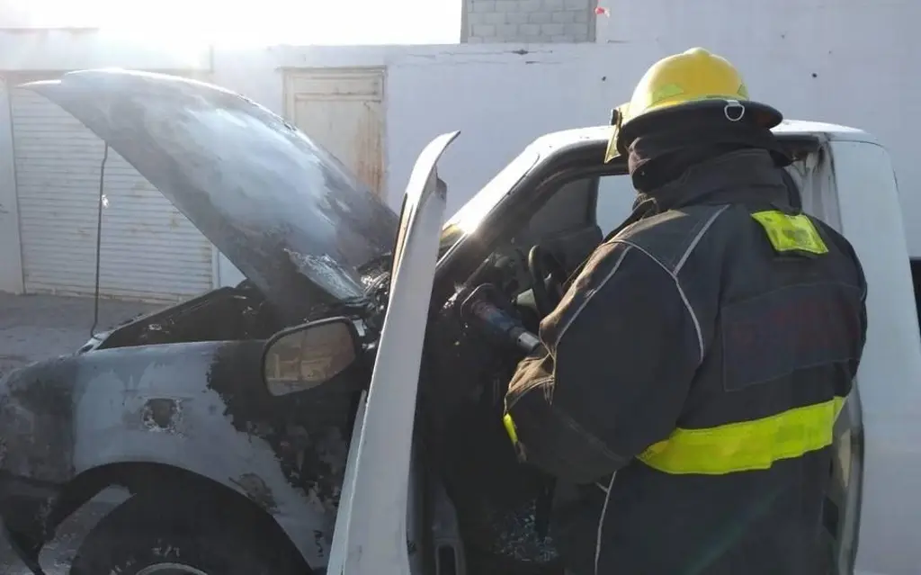 Imagen Bomberos intentan sofocar vehículo en llamas en avenida de Veracruz 