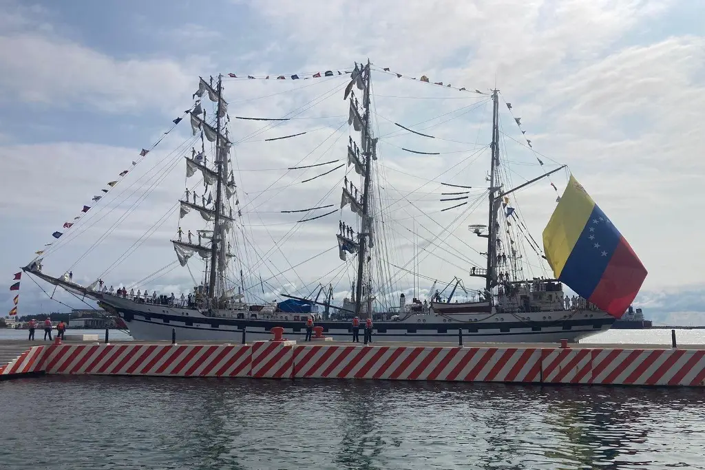 Imagen Atraca en Veracruz el buque escuela “Simón Bolívar” de Venezuela 