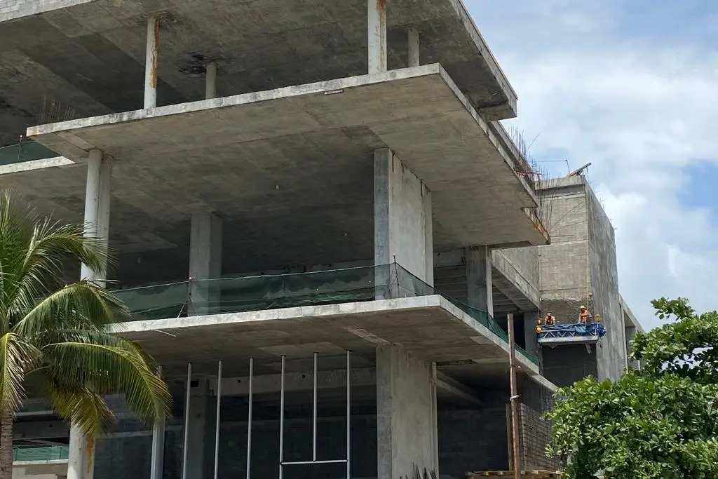 Imagen Tras años de abandono, reinician obra de plaza comercial frente a Villa del Mar en Veracruz 