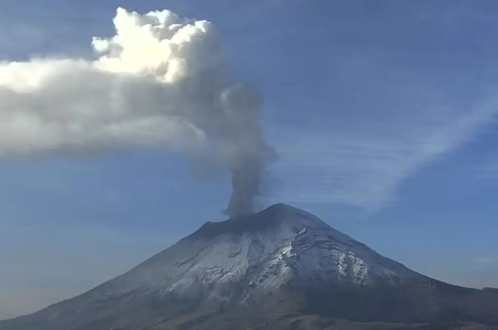 Imagen Popocatépetl presenta la más importante exhalación de vapor de agua y cenizas de últimas horas