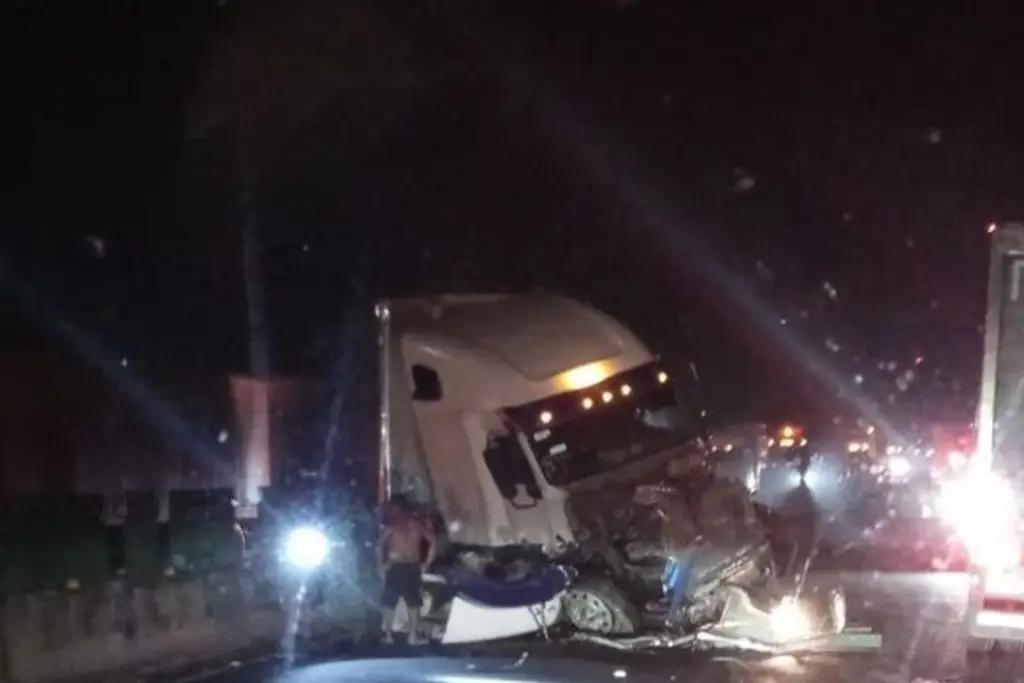 Imagen Choque en autopista de Veracruz deja cuantiosos daños y filas de varios kilómetros