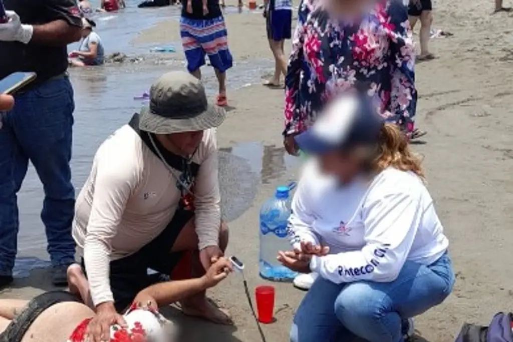 Imagen Rescatan a 3 menores que fueron arrastrados en playa de Veracruz (+Fotos)