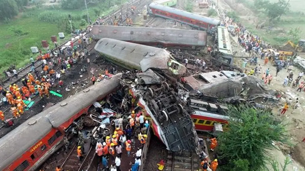 Imagen Van 238 muertos y 900 heridos tras choque de trenes en India; siguen labores de rescate