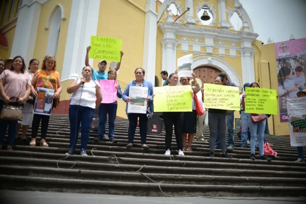 Imagen Cafetaleros solicitarán a Judicatura federal suspender a Juez de Huatusco