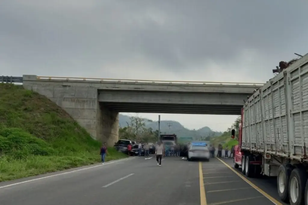 Imagen Bloquean carretera a Vega de Alatorre por “malos manejos de parcela escolar”
