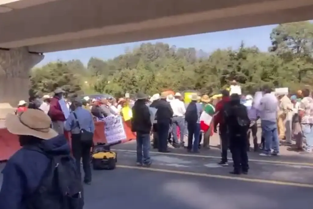 Imagen Comuneros bloquean la autopista y carretera libre México-Toluca 